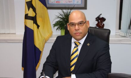 Hewitt confirms presidency bid